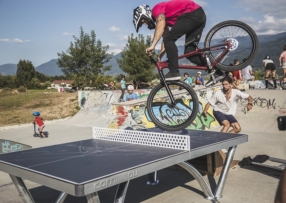 Cornilleau et sa table de collectivité Park avec un vélo roulant dessus.