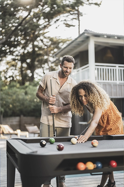 Photo de personnes jouant autour du billard Hyphen Cornilleau 