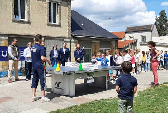 Enfants autour des tables de ping-pong fourni pour le programme 1 école 1 table