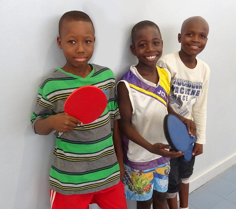 Photos des enfants ayant reçus les donations de ping sans frontières