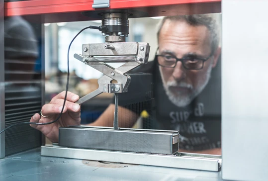 Photo de nos collaborateurs assitant dans l'assemblage de nos produits