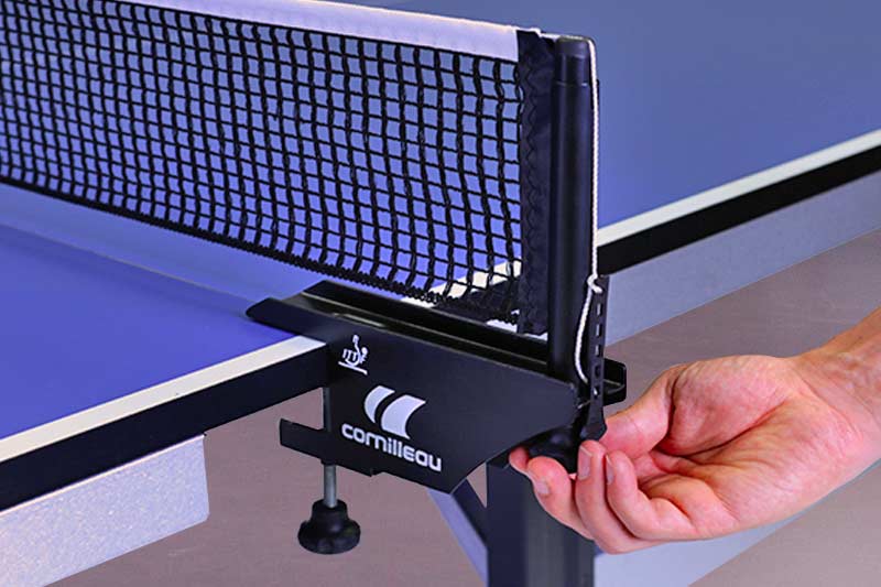 main qui règle le filet de la table de  tennis de table Cornilleau compétition 610 ITTF