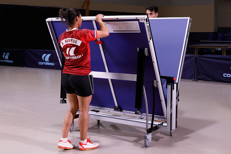 deux joueurs ferment la table de tennis de table Cornilleau compétition 640 ITTF