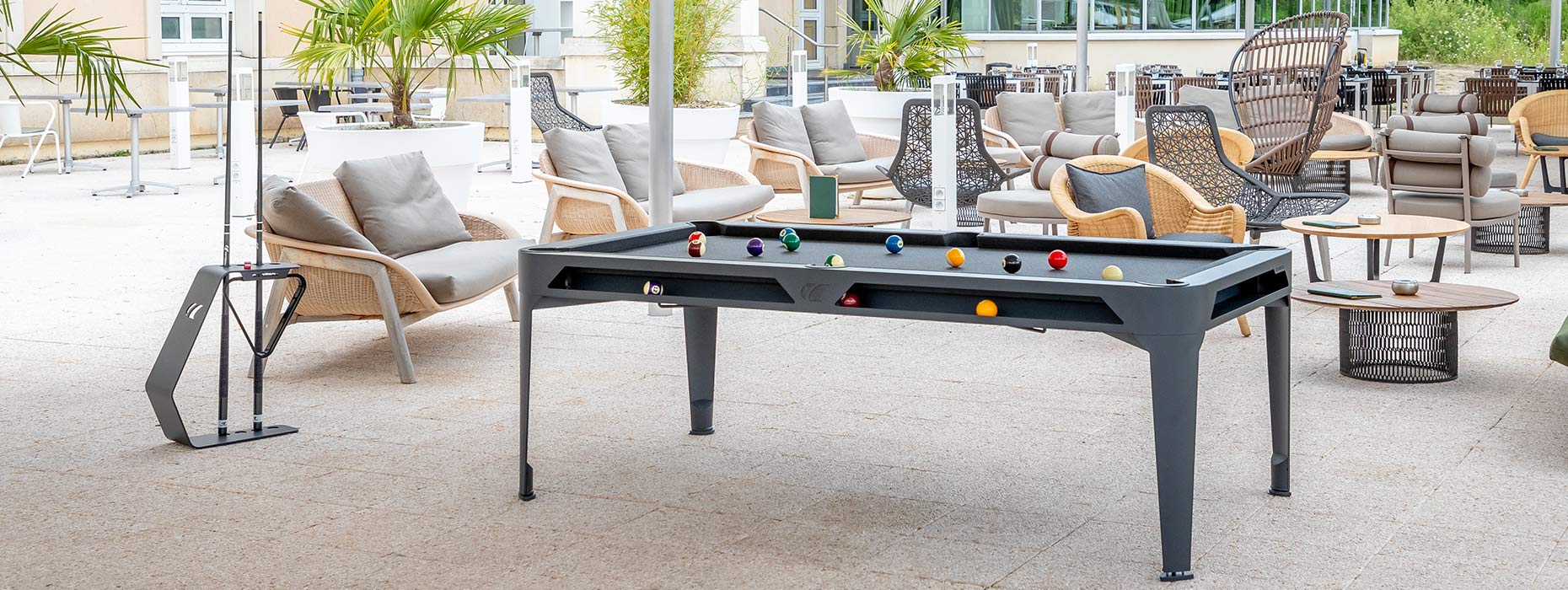 billard noir convertible d'extérieur sur terrasse d'hotel billard noir convertible d'extérieur sur terrasse d'hotel